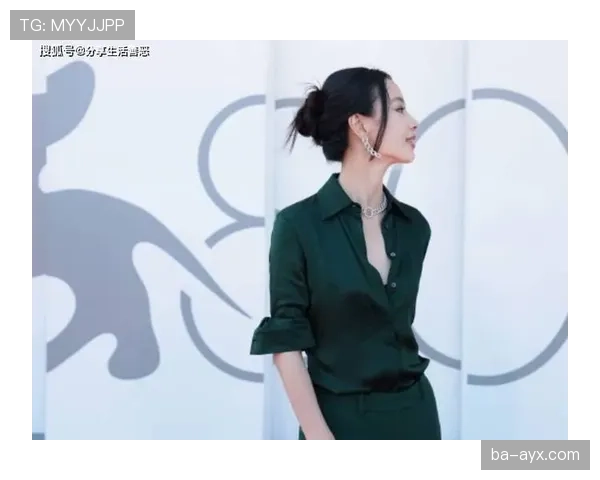 李梦这日常，穿得比我工资还讲究，简直活成了时尚教科书