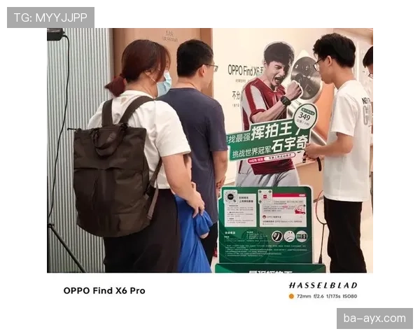 石宇奇戴着亮眼大表排队买路边摊，反差笑死我了